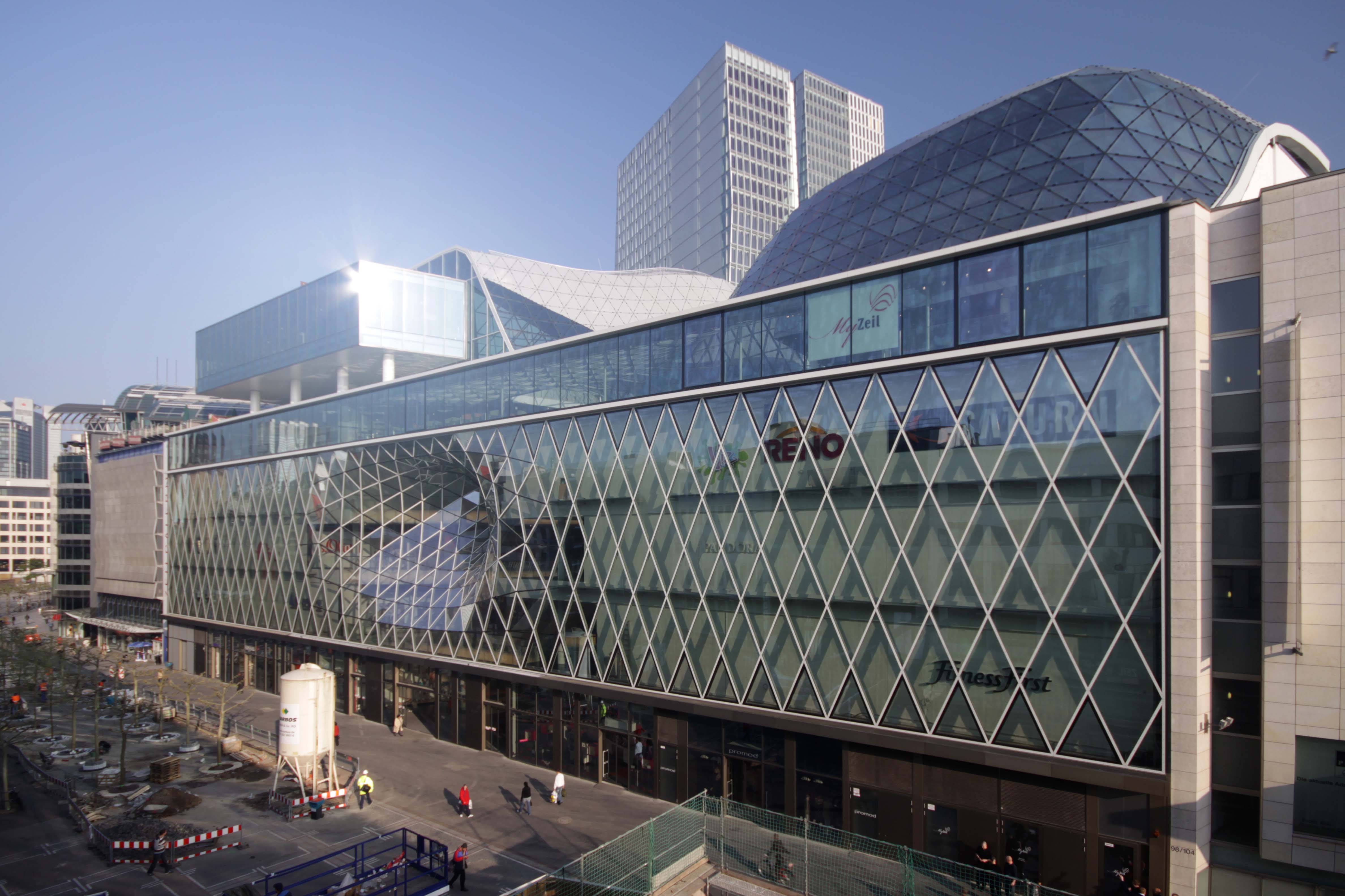 Frankfurt MyZeil 购物中心的空中河流设计-31