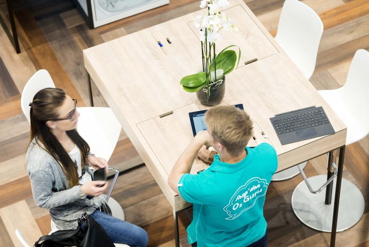 德国法兰克福 O2 Live 旗舰店——hartmannvonsiebenthal 的玻璃艺术空间-13