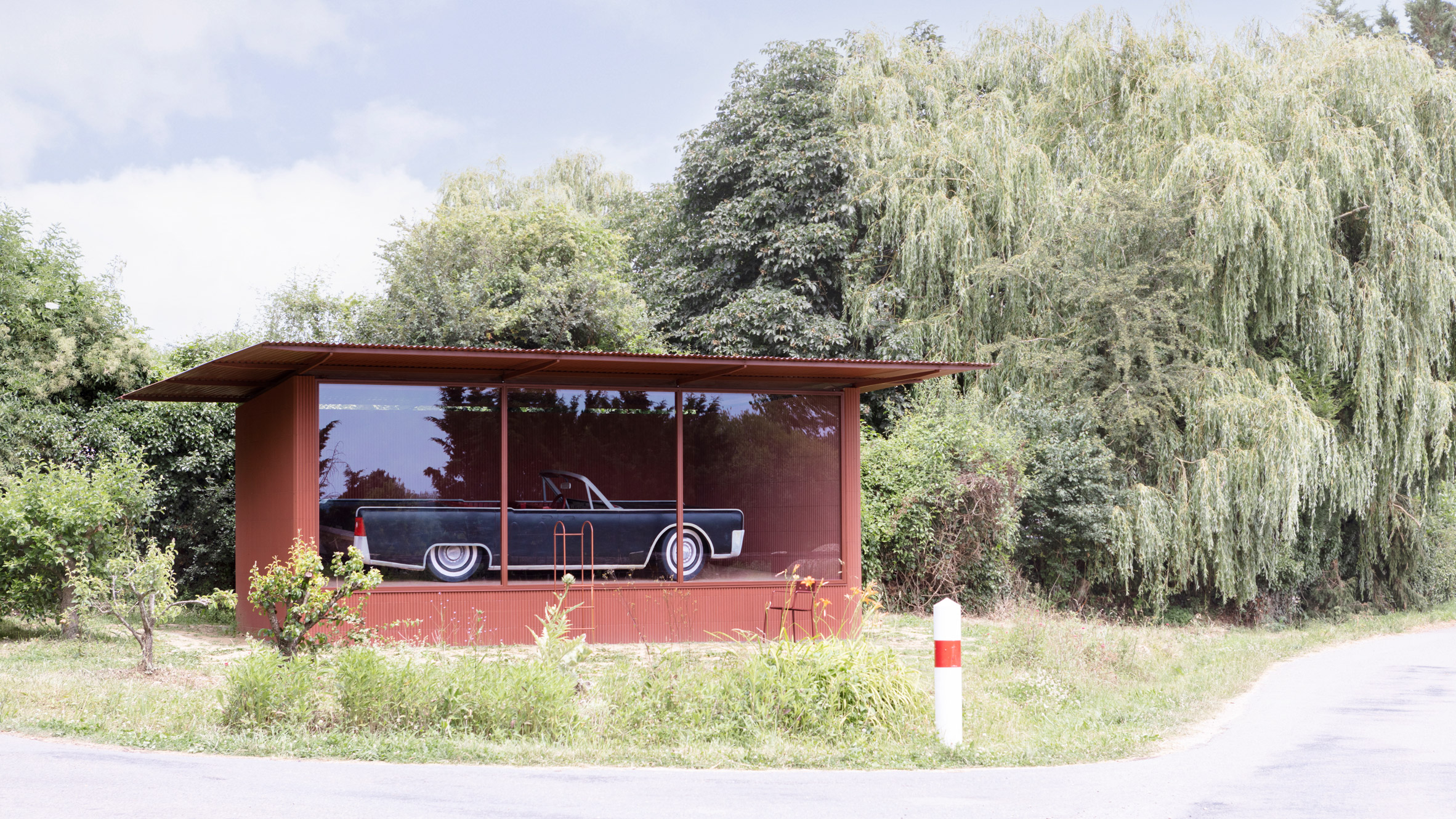 法国 Bouroullec 兄弟设计红色瓷砖林肯亭展示木质汽车模型-0