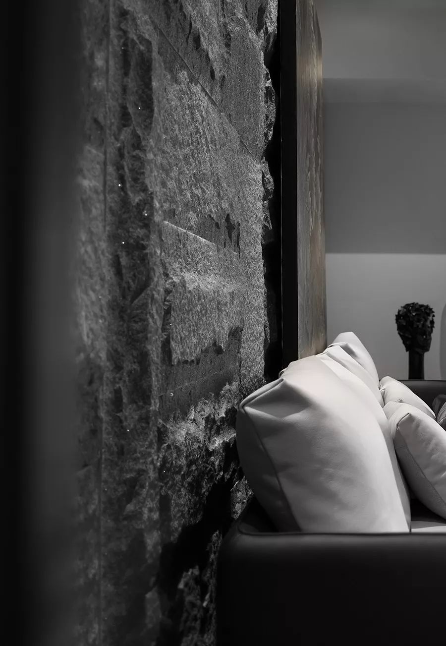 质感源·C 宅 | 黑色神秘魅力的戏剧性空间-36