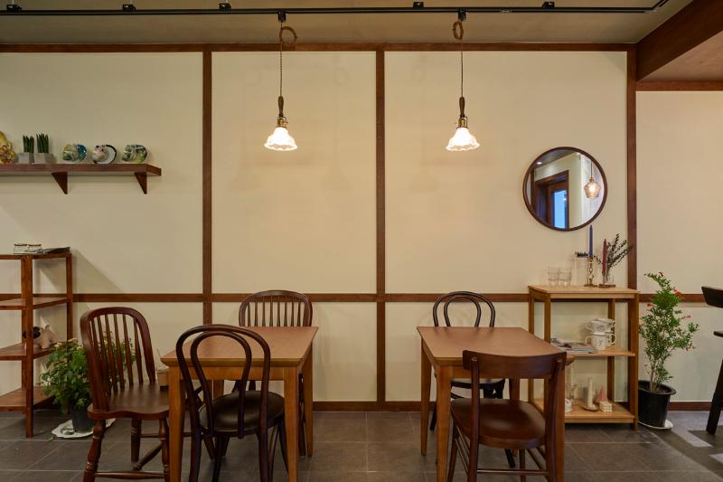 12 坪极简咖啡厅，温馨氛围中的白色与木质元素-12