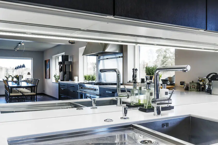 瑞典湖边现代别墅，诠释极致生活品味-5