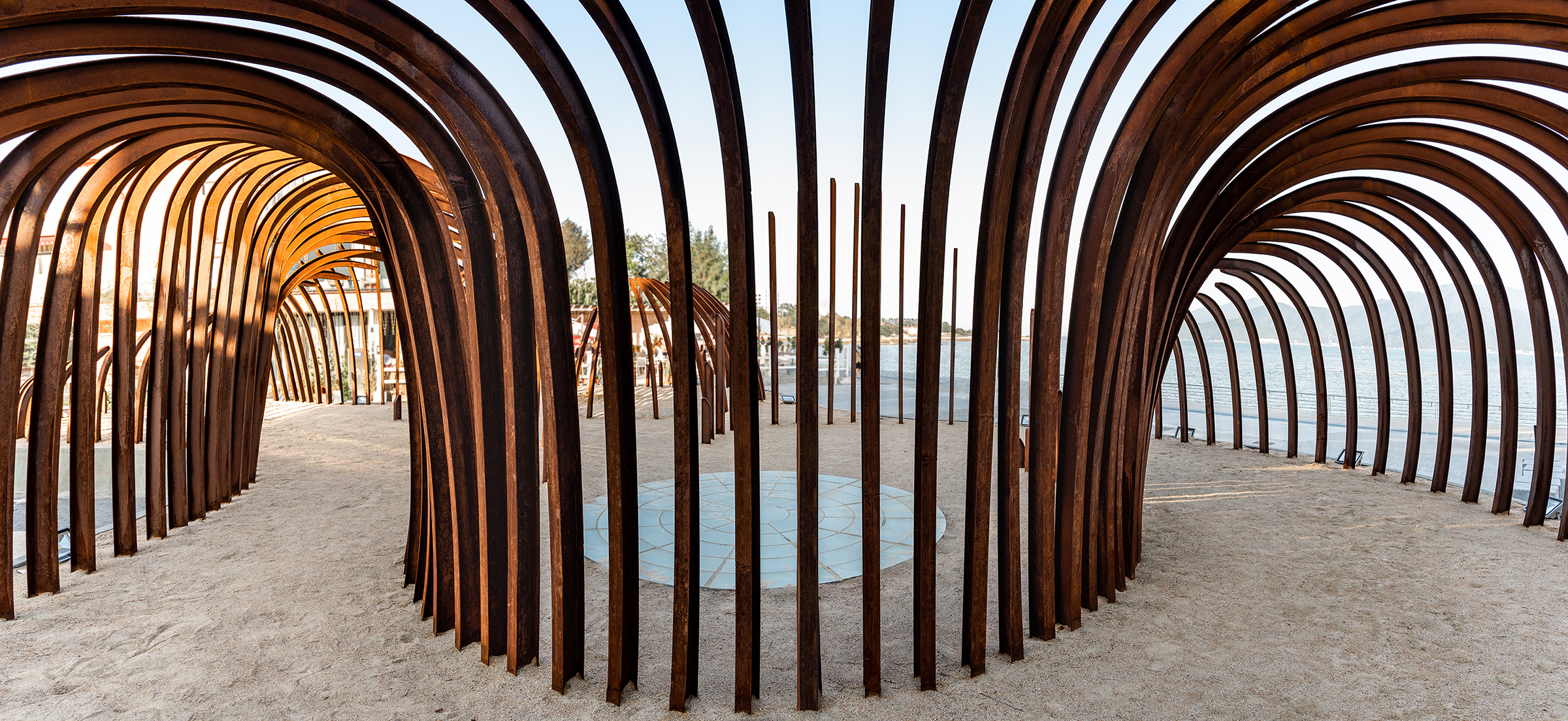 深圳大鹏新区“海之韵”装置——耐候钢打造的海洋主题互动空间-2