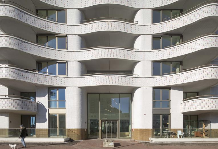 波浪；海浪；浪潮

注：The Wave在不同语境可能有不同理解，比如也可能指特定的名为波浪谷的自然景观等，但仅从这两个单词本身常见释义有上述这些如果有更具体语境，可补充后获得更精准翻译 丨荷兰阿姆斯特丹-22