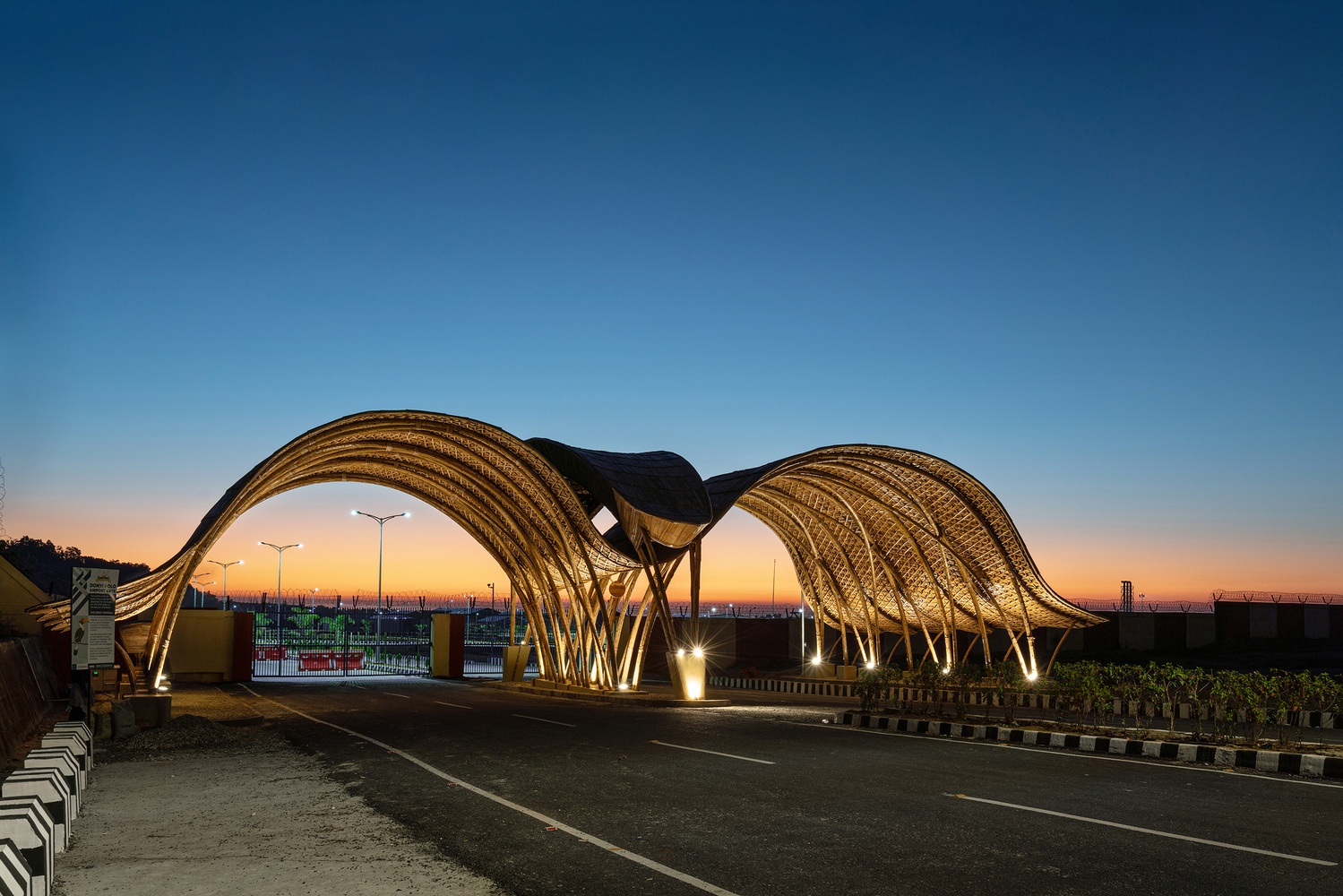 大鹏展翅 · 印度最大自然材料公共建筑丨Aroty Panyang 团队-14