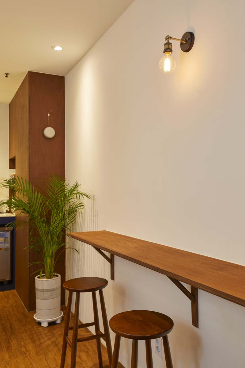 7 坪清新简约咖啡馆设计，诠释白色与木质之美-10