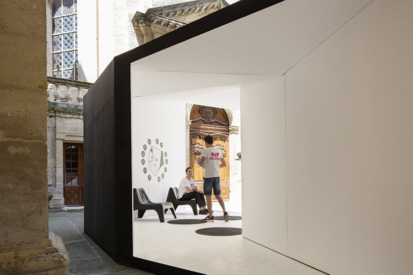 融合差异与力量，盘曲在石柱间的黑色建筑-7