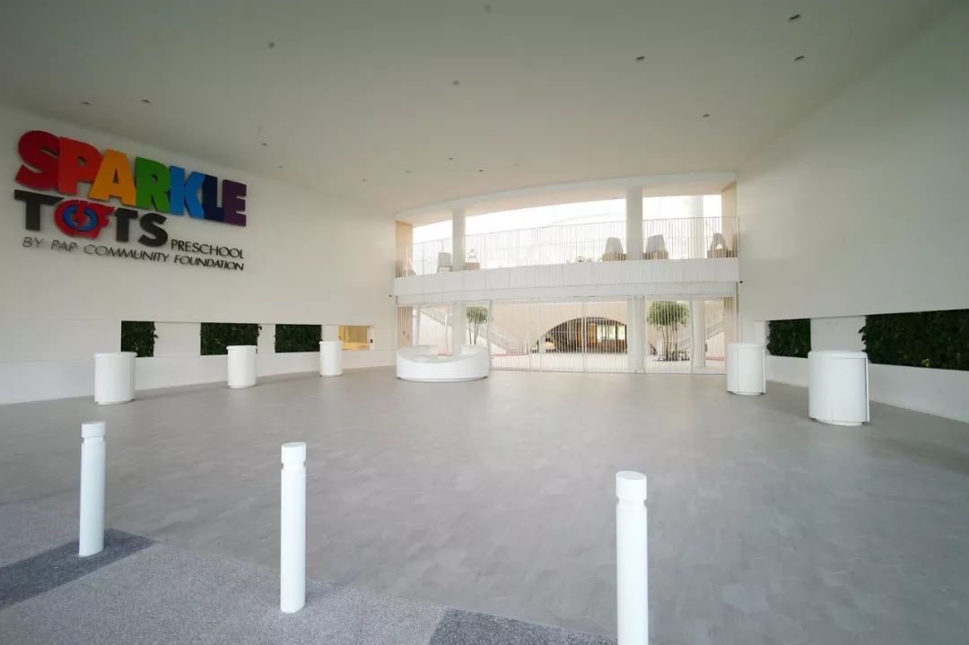 新加坡学前教育学校 Sparkletots，鳍状立面包围白色圆形空间-6