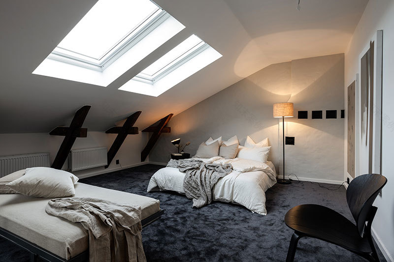 瑞典时尚阁楼公寓 | 玻璃隔墙与木梁的完美结合-18