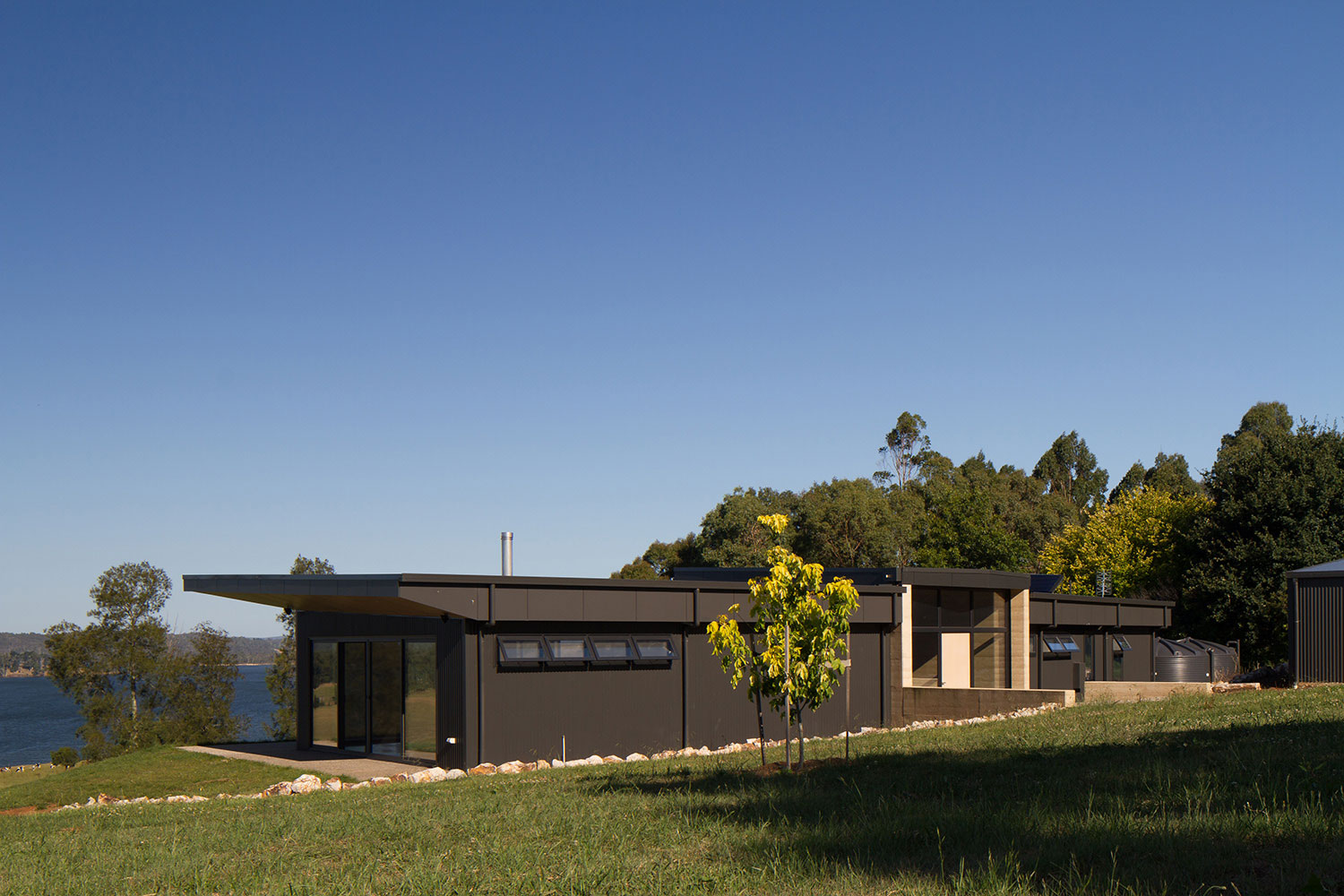 Finnis Architects设计的水边小住宅-1