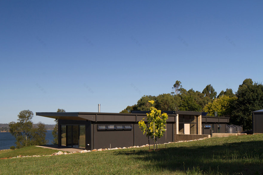 Finnis Architects设计的水边小住宅-1