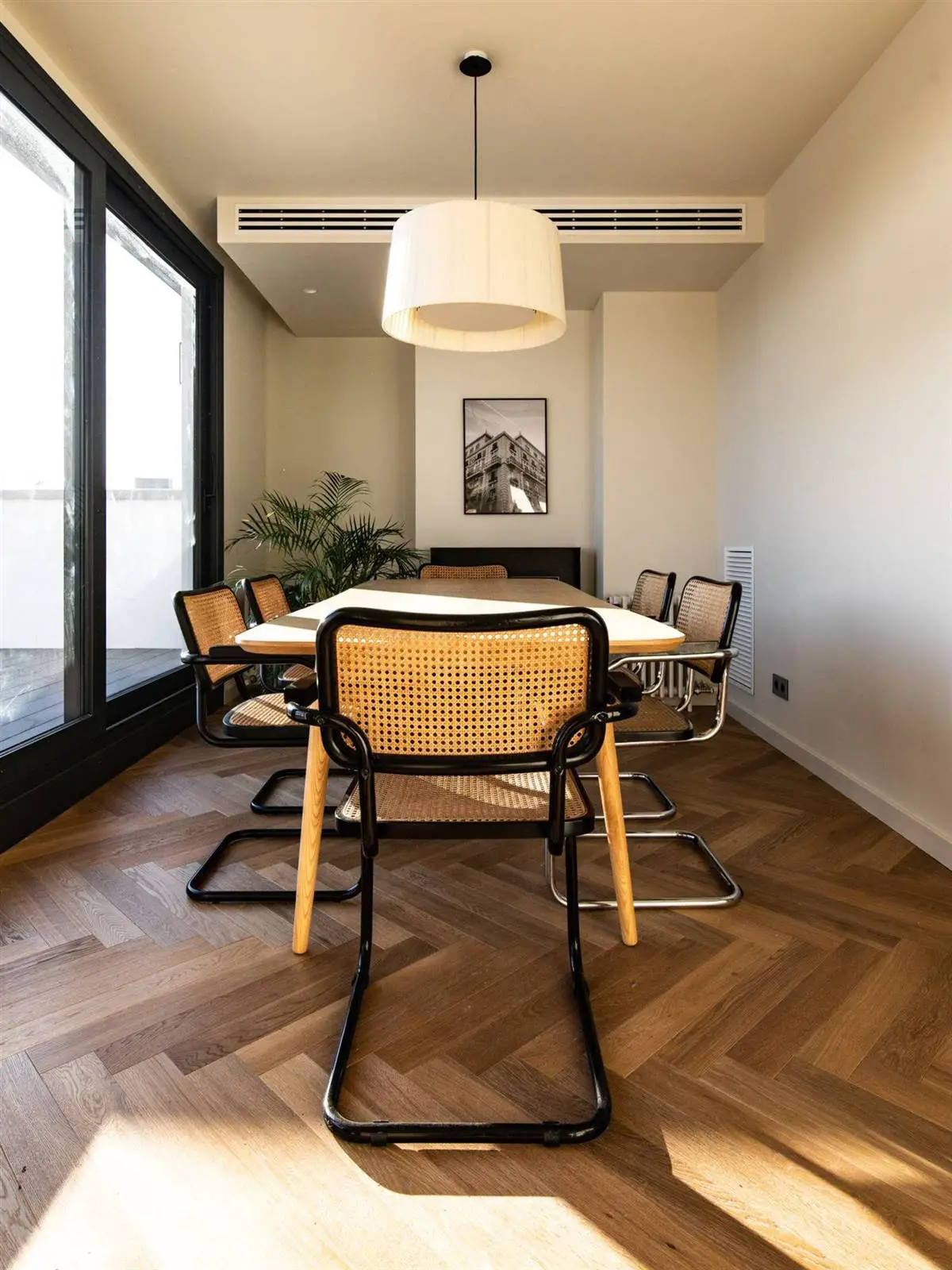 海景西班牙公寓 | 自然编织家具的温暖魅力-4