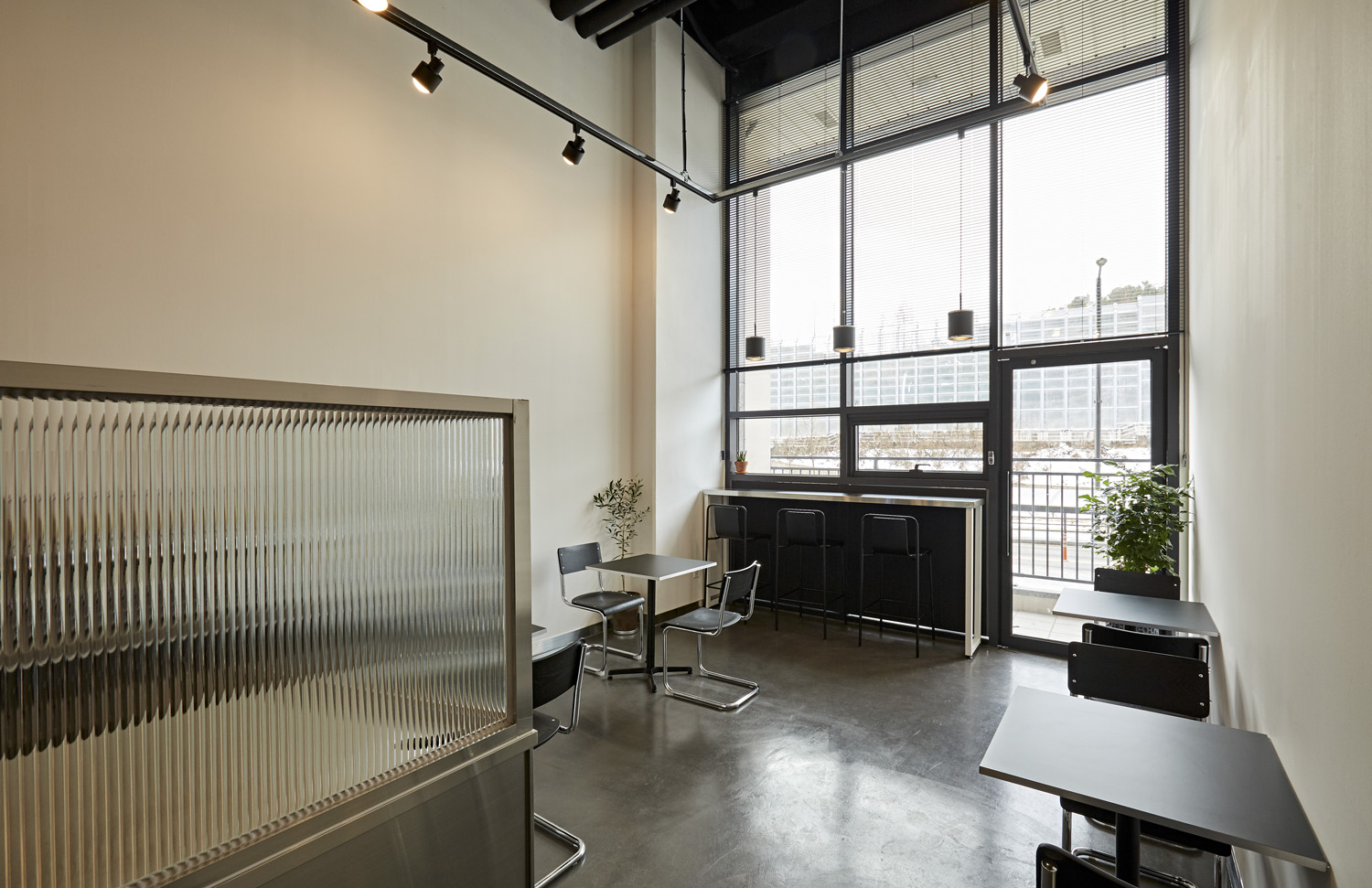 极简风 11 坪咖啡店，打造舒适空间-8