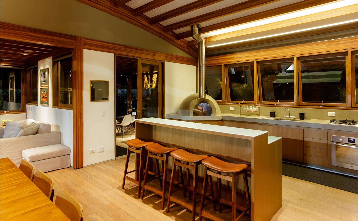 巴西 Sakh Club | 木质与玻璃的完美融合，打造温馨运动空间-13