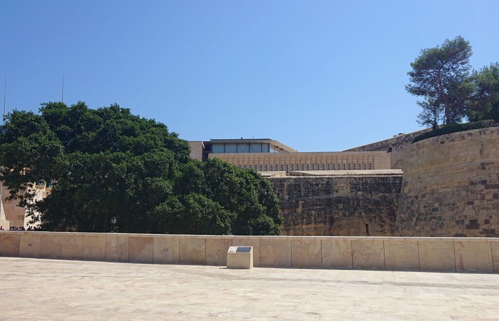 马耳他瓦莱塔城市更新项目（含城门,议会大楼,露天剧院）丨瑞士瓦莱丨以意大利建筑师伦佐·皮亚诺为首的团队-20