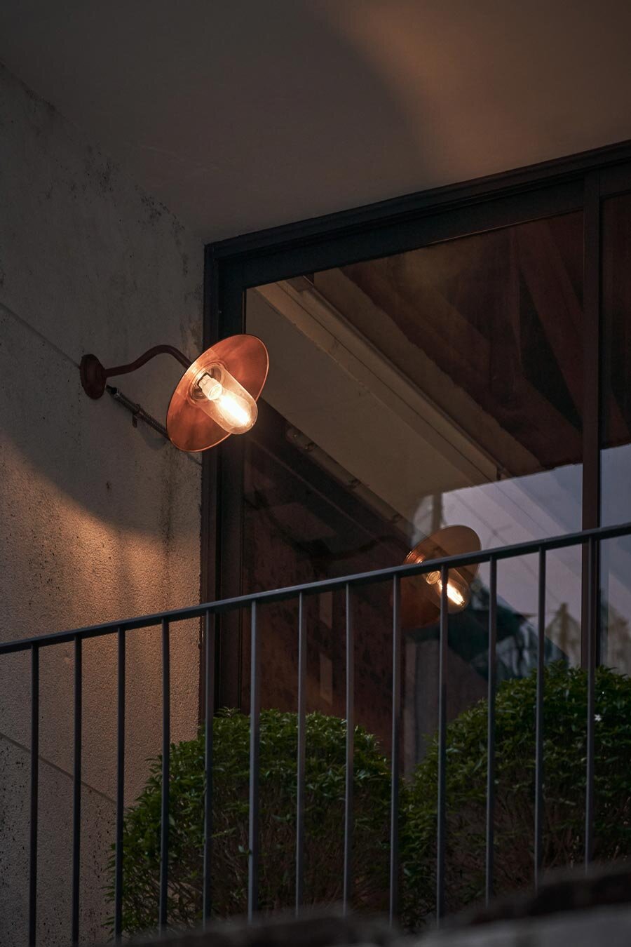 曲徑深處流淌的曖曖微光，宛如博物館的光之藝術：英國燈飾品牌Original BTC 落腳飄散桂花香的台中老宅 — Hey!Cheese-18