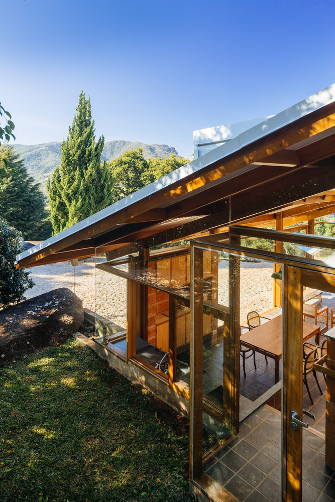 巴西半山坡住宅——自然与设计的完美融合-11