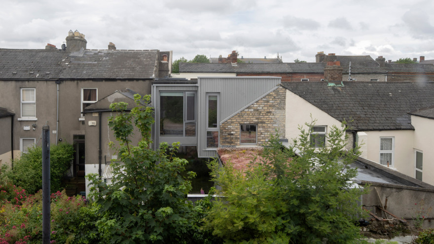 "Scullion Architects 打造反差鲜明金属外壳的爱尔兰都柏林住宅"-0