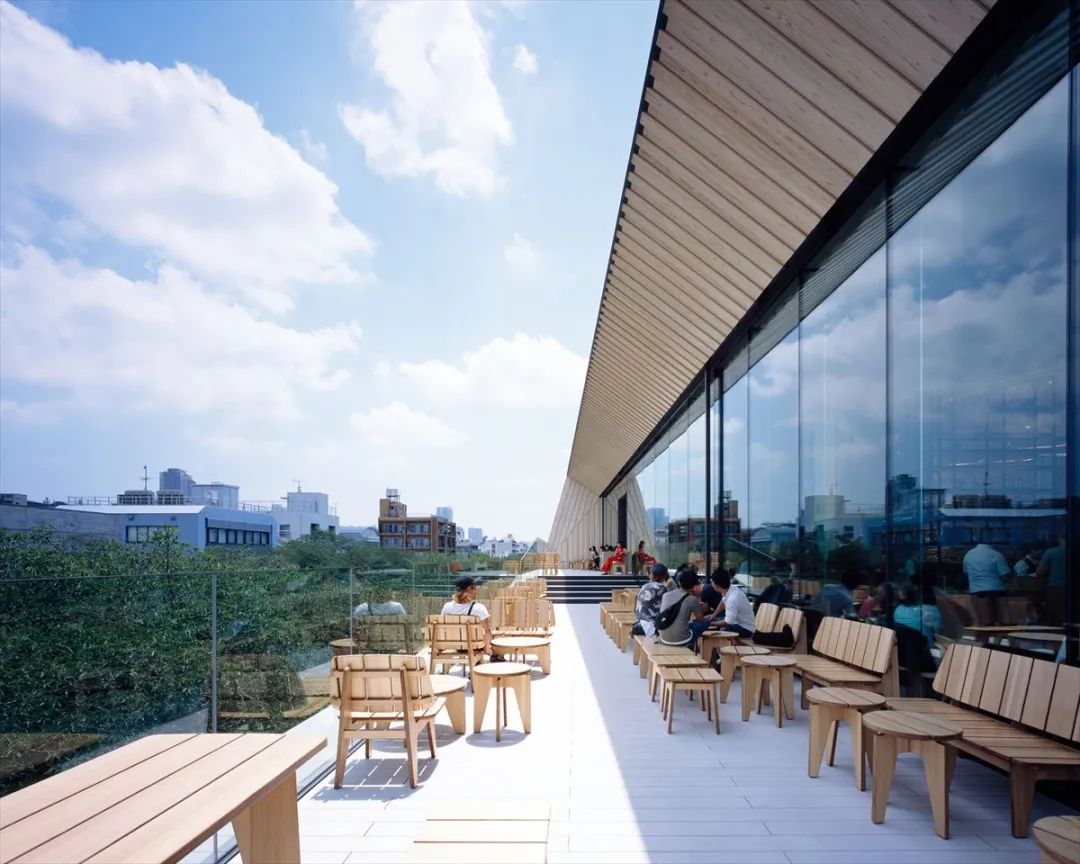 全球最美星巴克,花店、水族馆、百樱共赏-29