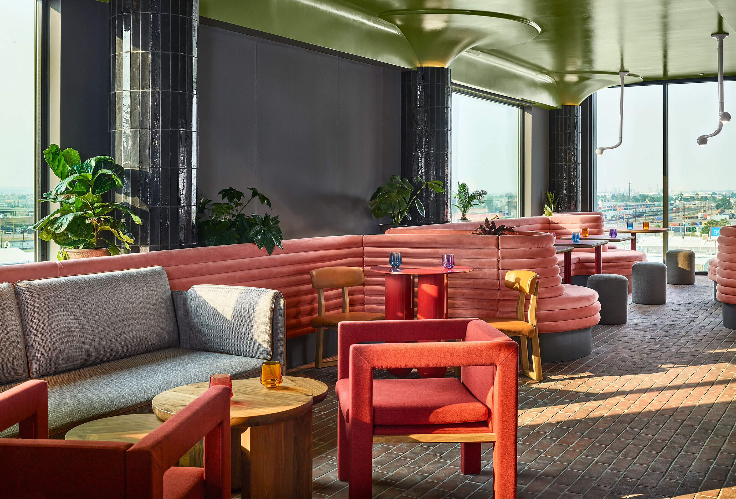 里诺猫鹊餐厅（注：如果Catbird是特定事物名称，RiNo 是 River North 的缩写，常指一些城市的特定区域，这里假设 Catbird 是餐厅名，RiNo 指里诺区，可根据实际情况调整） 丨美国丹佛丨OMFGCO-11