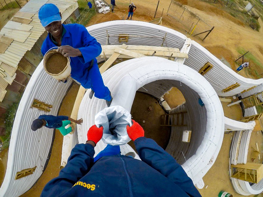 南非 Langbos 社区儿童中心 | 土筑多功能空间-20