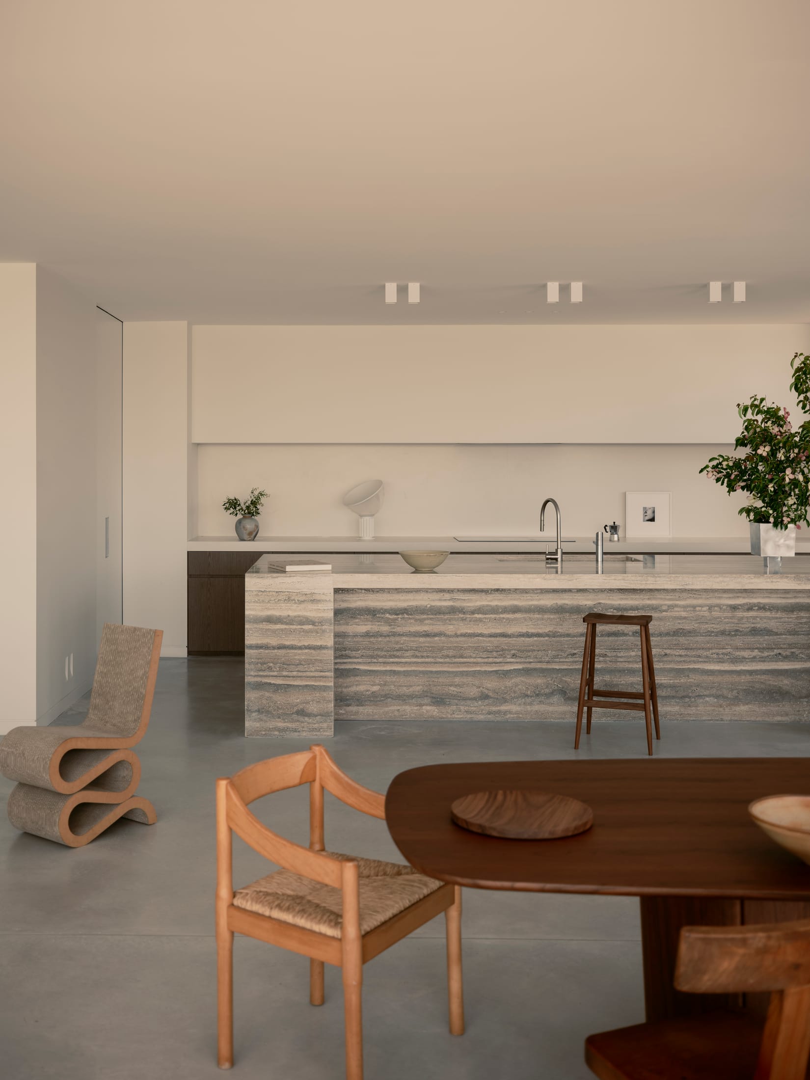 Back of the Moon: A Multi-Generational Coastal Retreat in Maianbar.-1