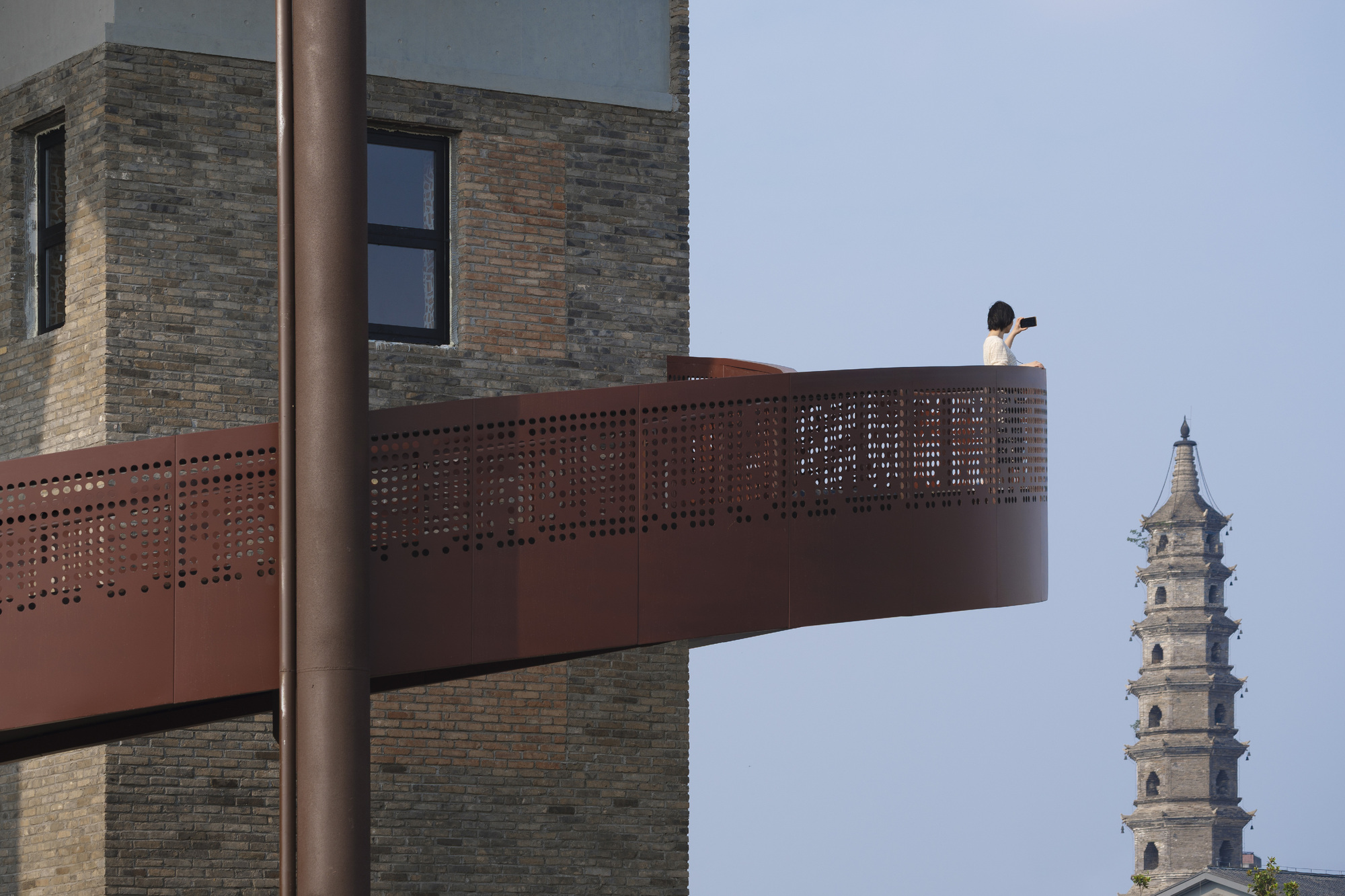 Yueyang Hualinggang Pier Tourist Center / WANG HUI | URBANUS-39