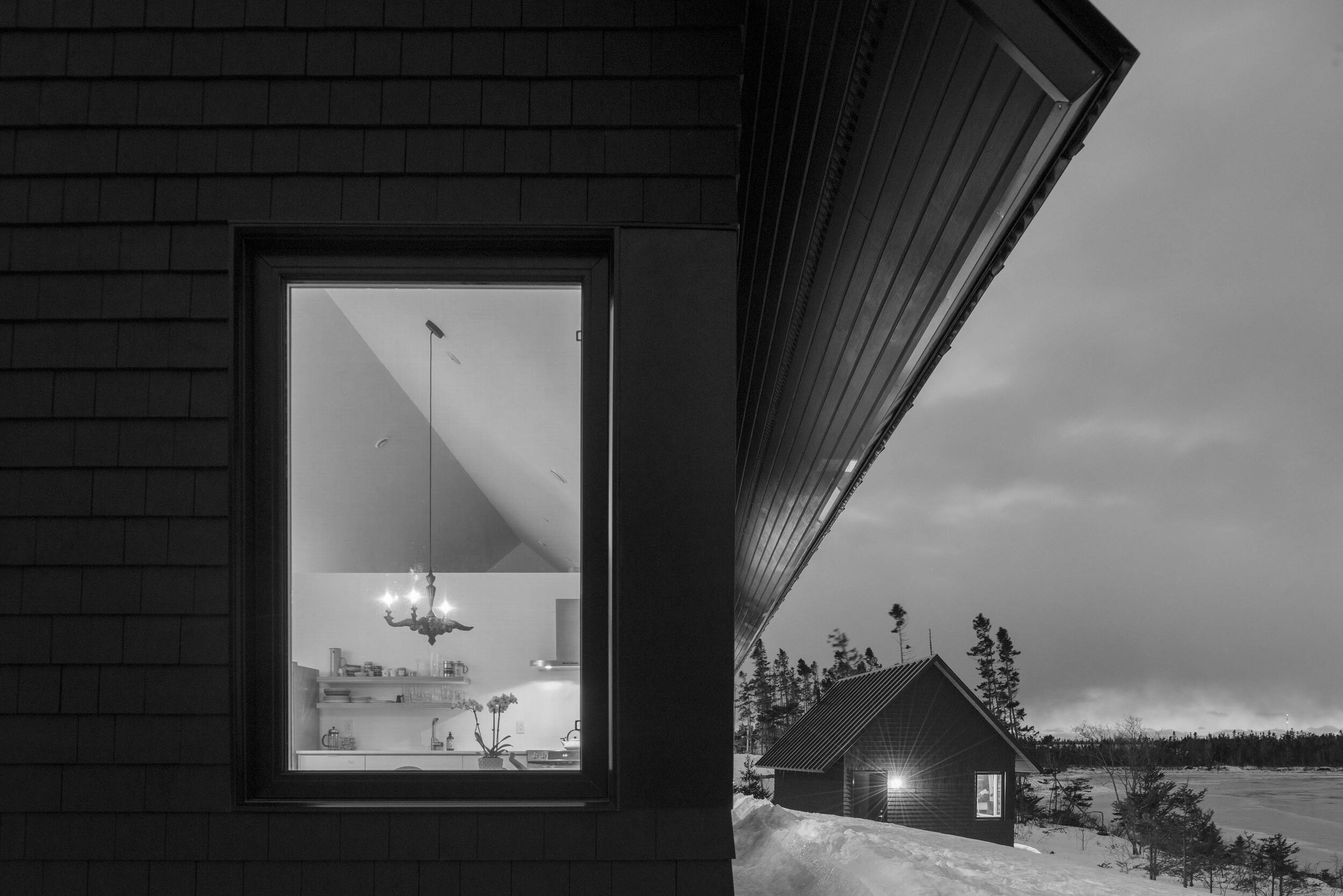 黑三角屋· OG （注：Gables常见义为三角墙 ，Black Gables可理解为有黑色三角墙之类建筑特点的地方，直译为黑三角屋 ；OG若在这里不清楚是否为某个特定品牌、名称、术语等的缩写，在无更多背景时保留） 丨加拿大丨Omar Gandhi,Peter Braithwaite-7