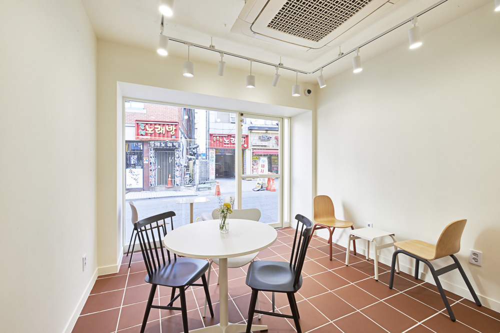 十平米可爱甜品店的室内设计魅力-5