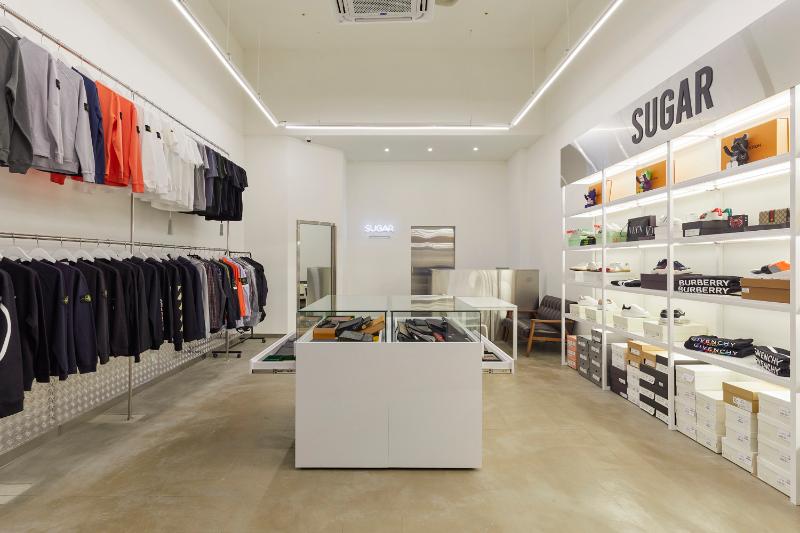 SUGAR 时尚简约 18 平米服装店设计-3