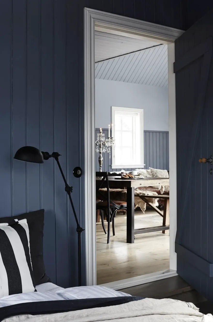 挪威现代渔夫之家,融入荒野的黑色景观-8