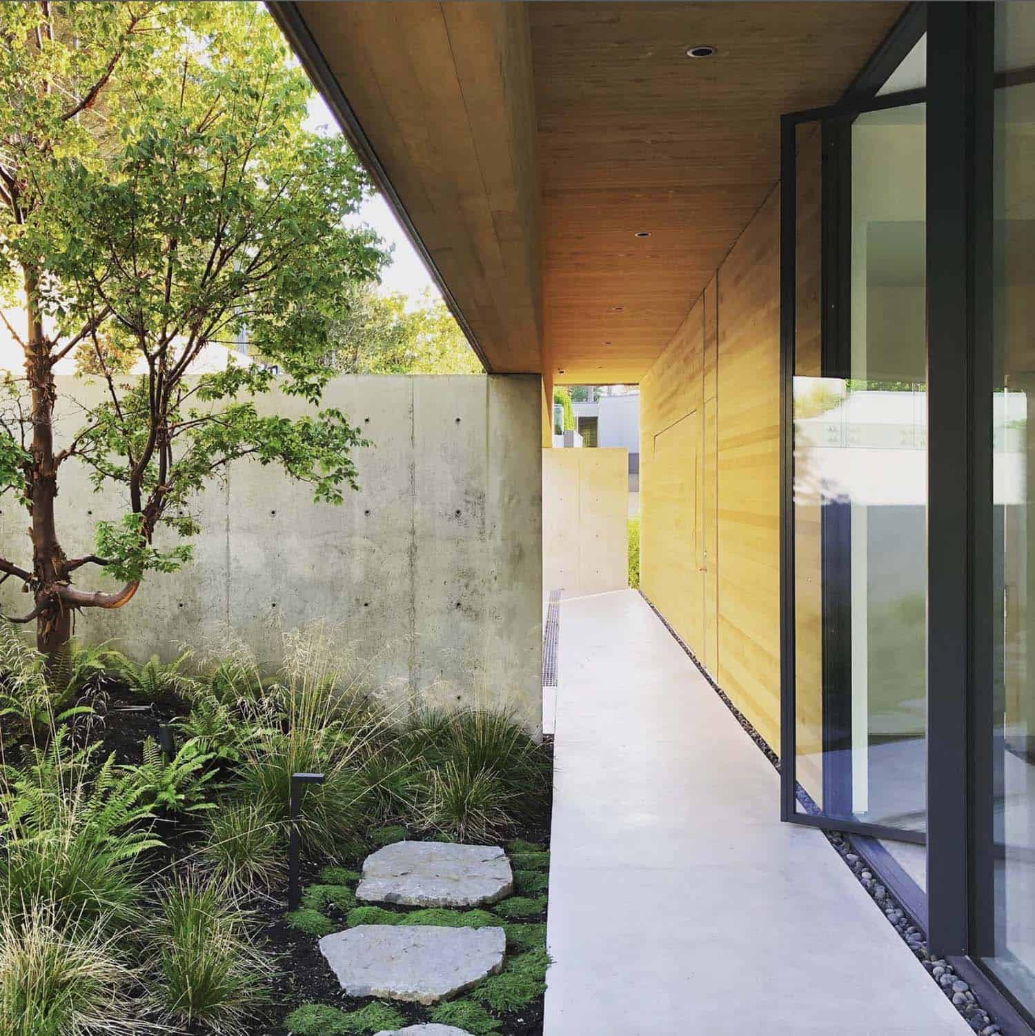 An amazing luxury house overlooking the sea in West Vancouver Canada-7