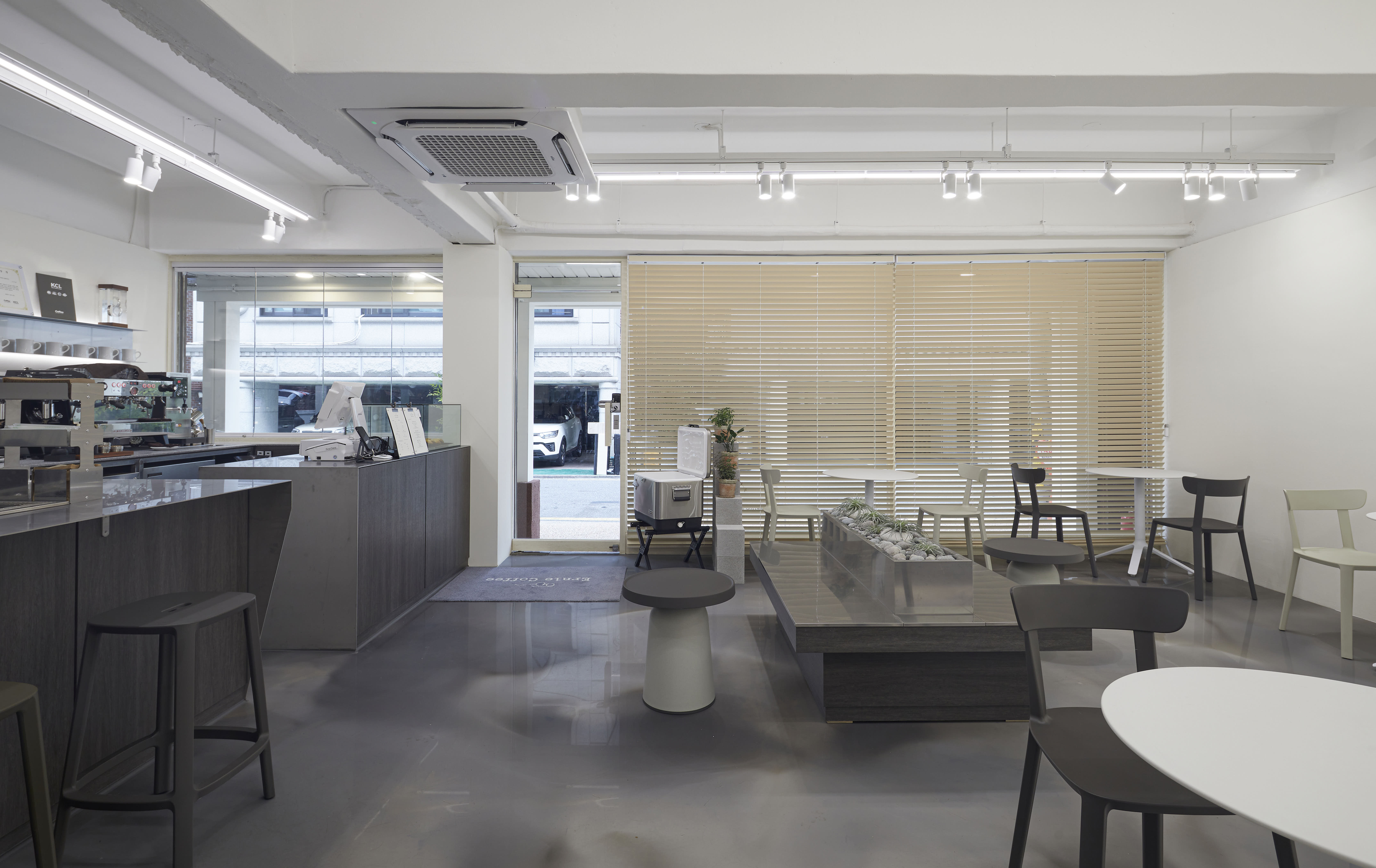 24 平米现代简约咖啡厅设计-8