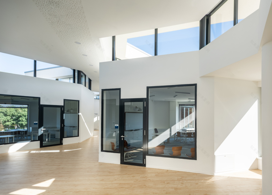 匈牙利国际学校 | 融入自然的圆形设计-41