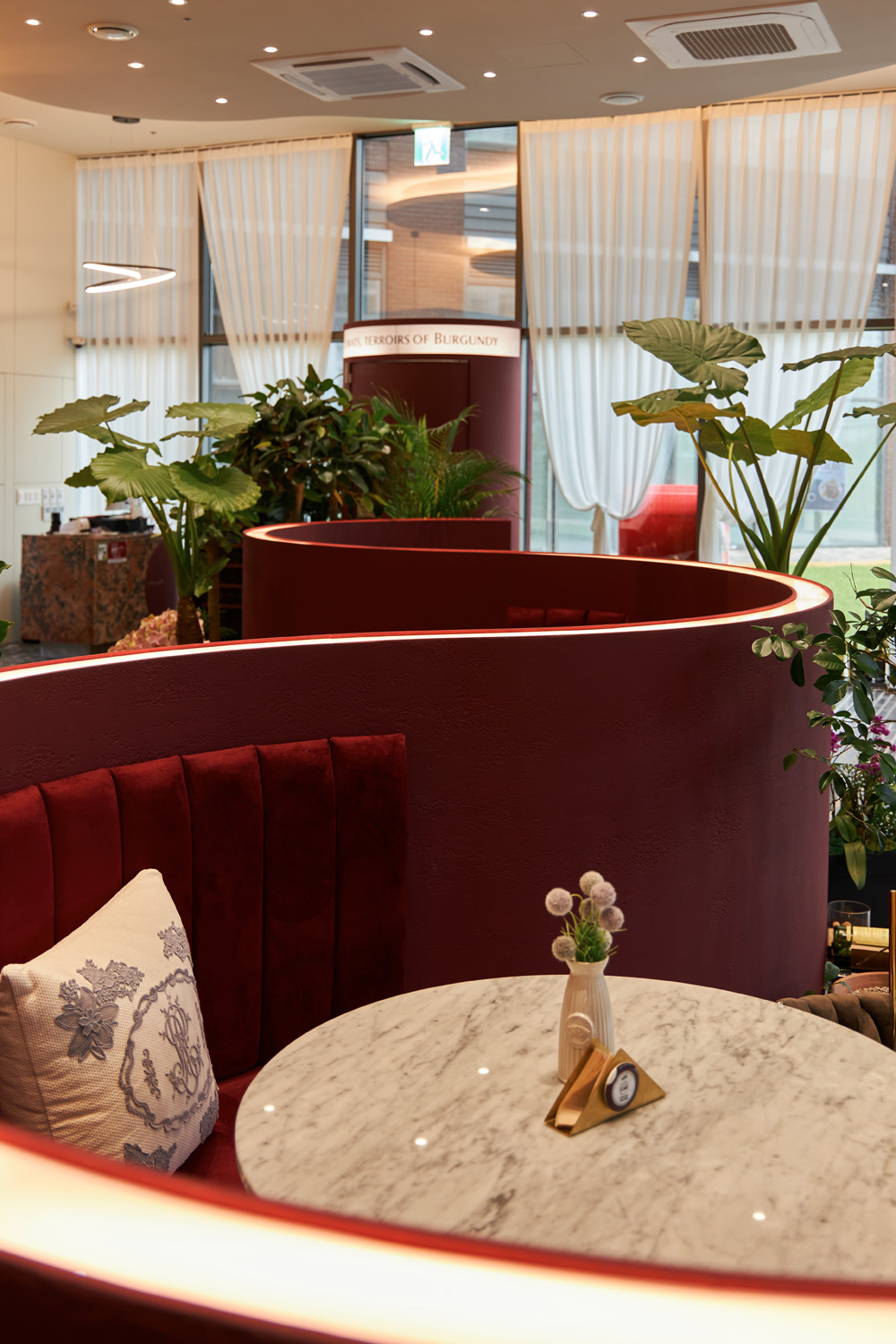 曲径通幽 | 55 平米餐厅的曲线魅力-21