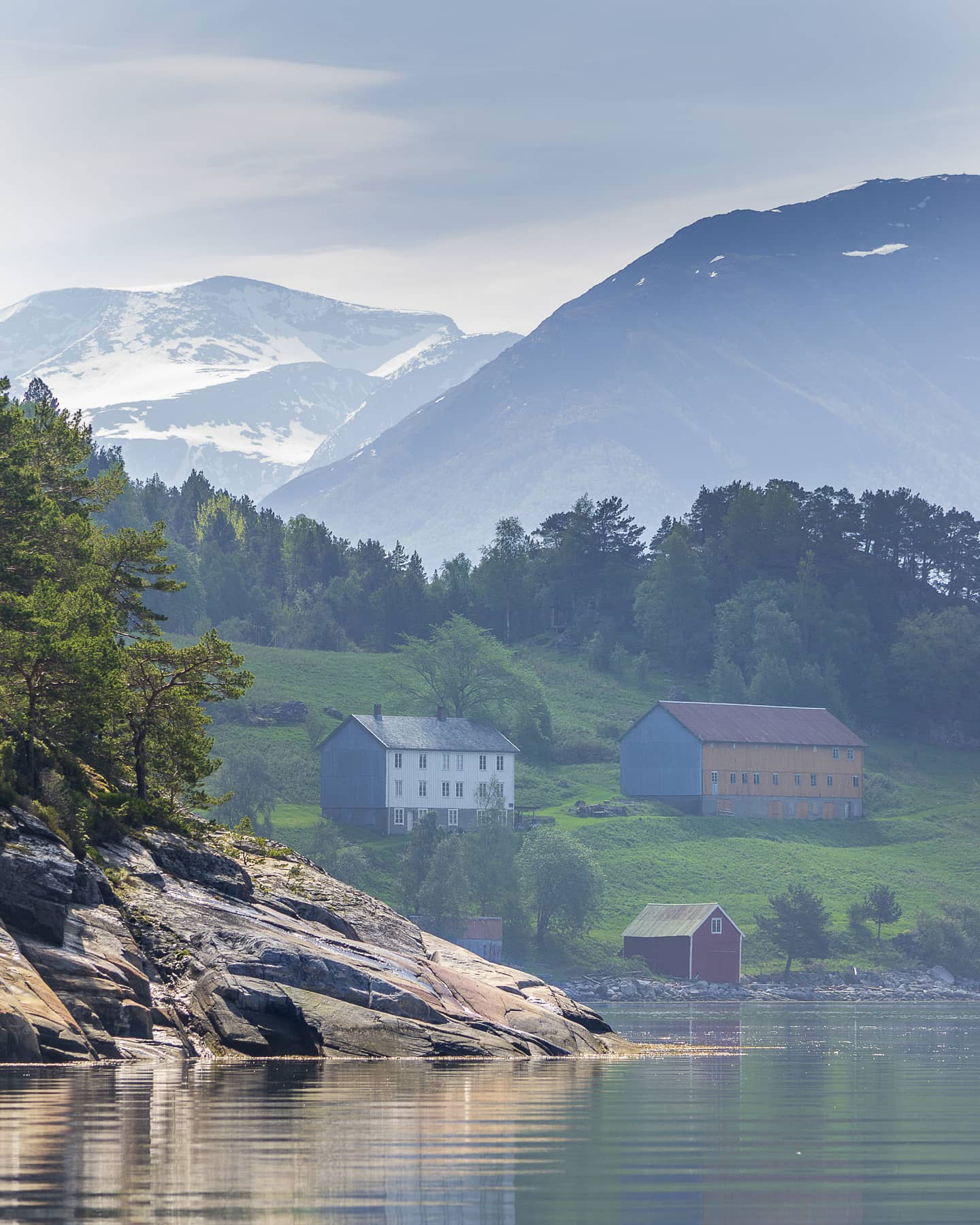 挪威峡湾边的传统木屋-2