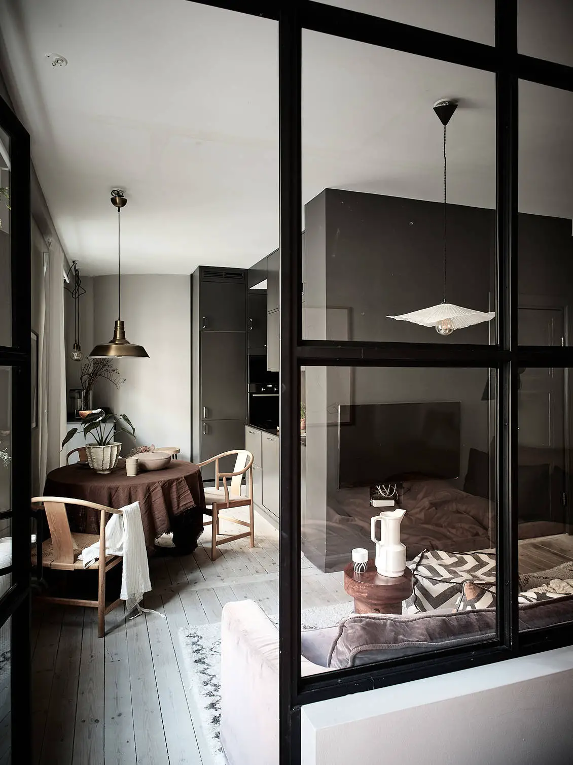 暗调小公寓 | 玻璃墙后的宁静角落-2