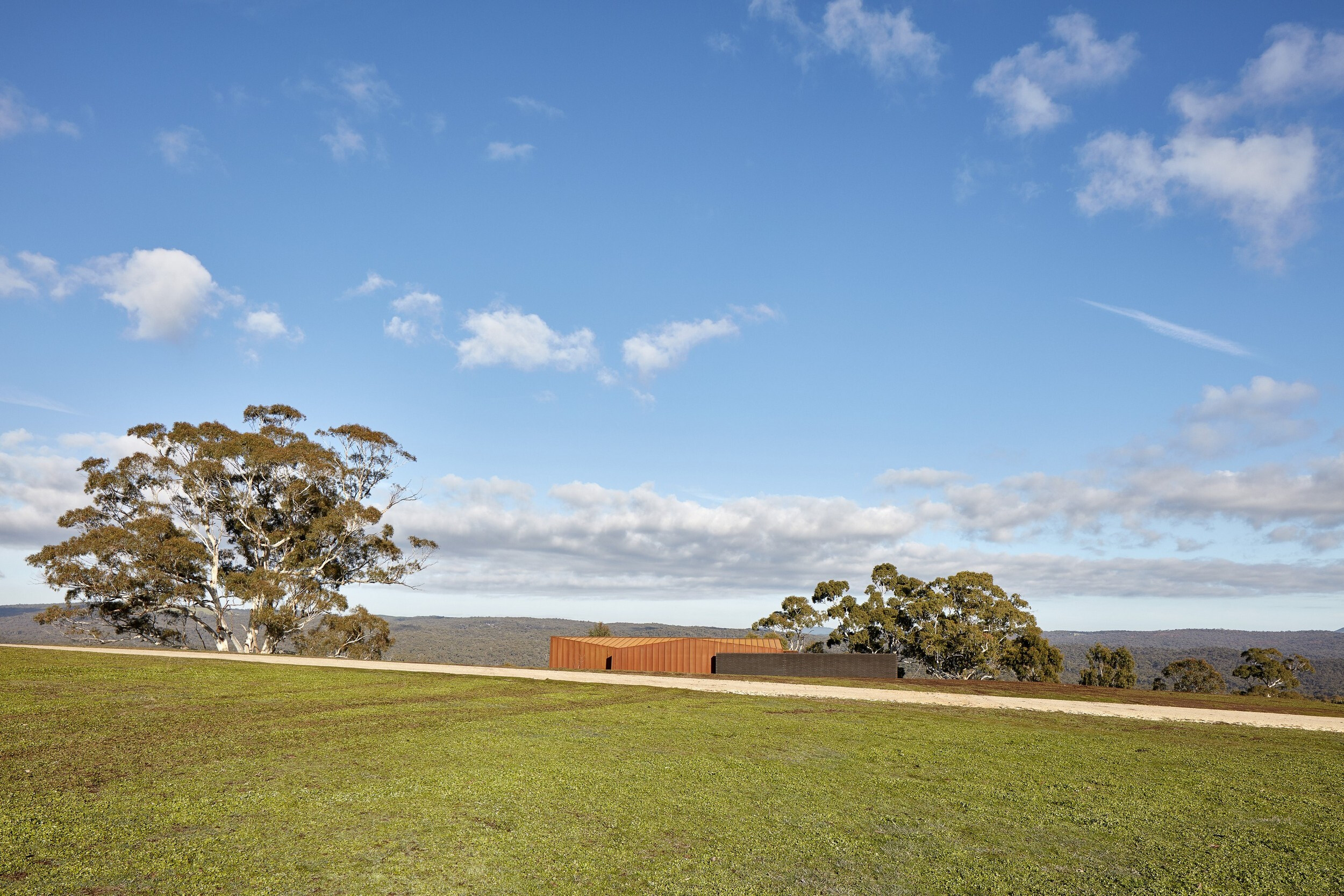 澳大利亚 Breakneck Gorge 度假屋 - 融入自然的折叠钢铁雕塑-19