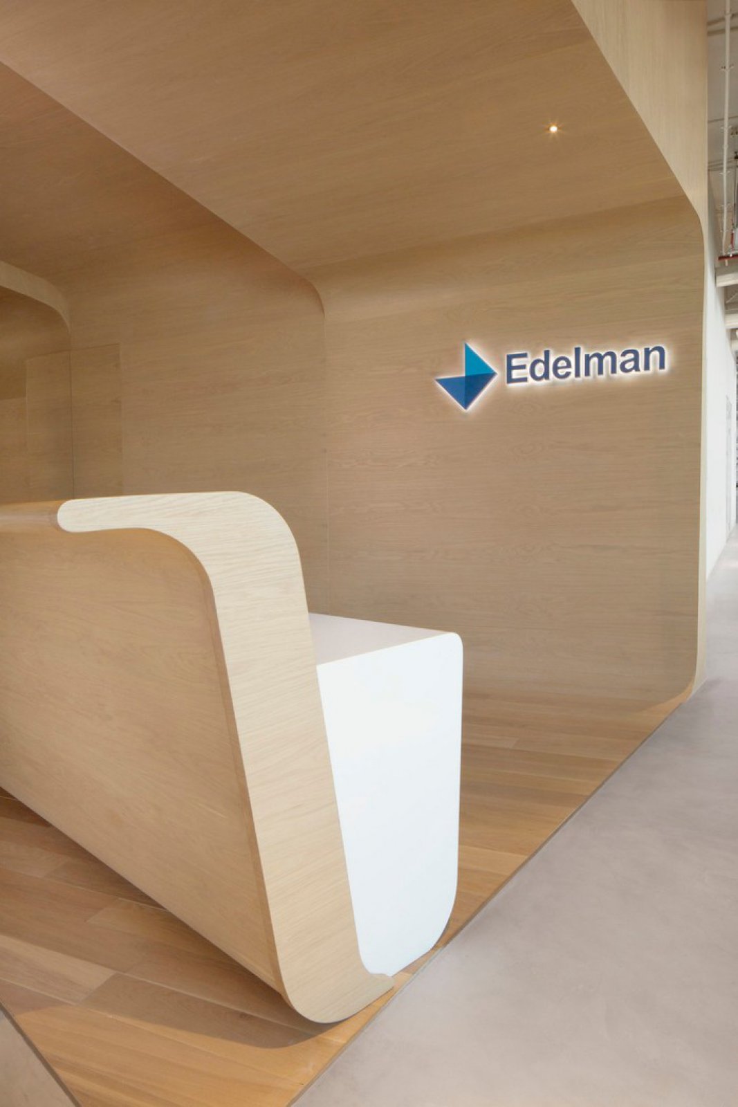 埃德尔曼·阿布扎比办事处-20