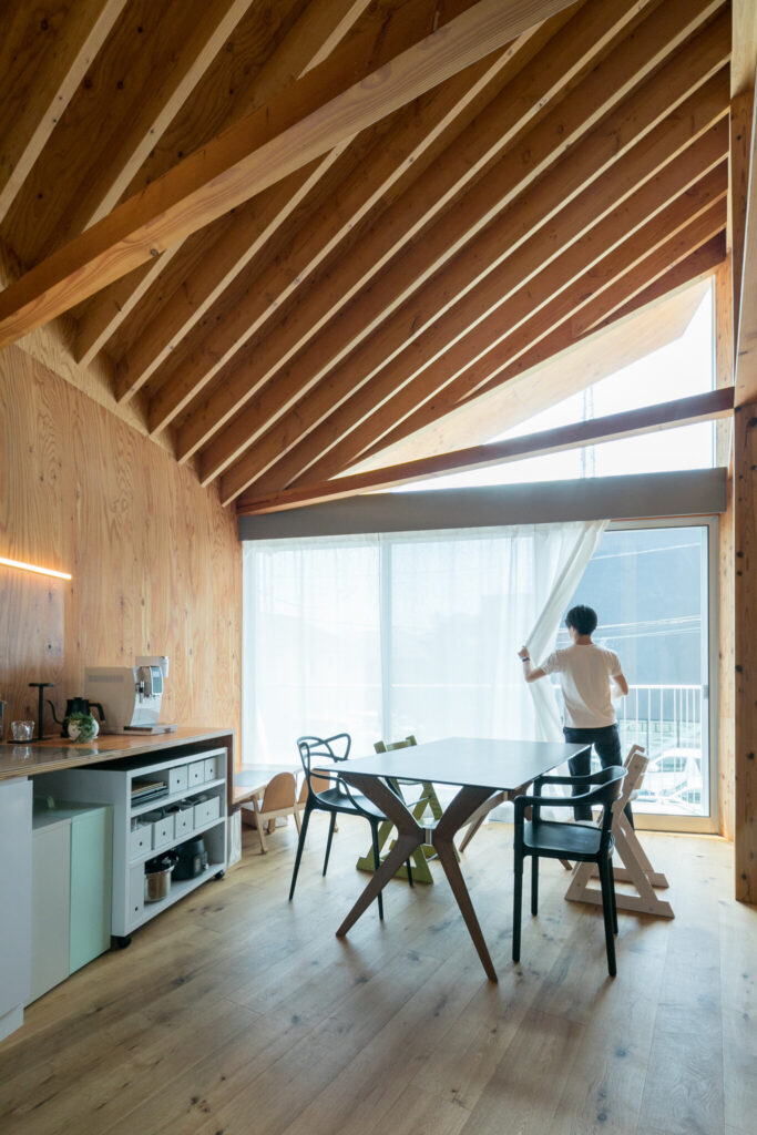 天井高５メートルの大開口斜めに架かった天井の棟木。シンプルかつ大胆なデザインの家 | Architecture | 100%LiFE-3