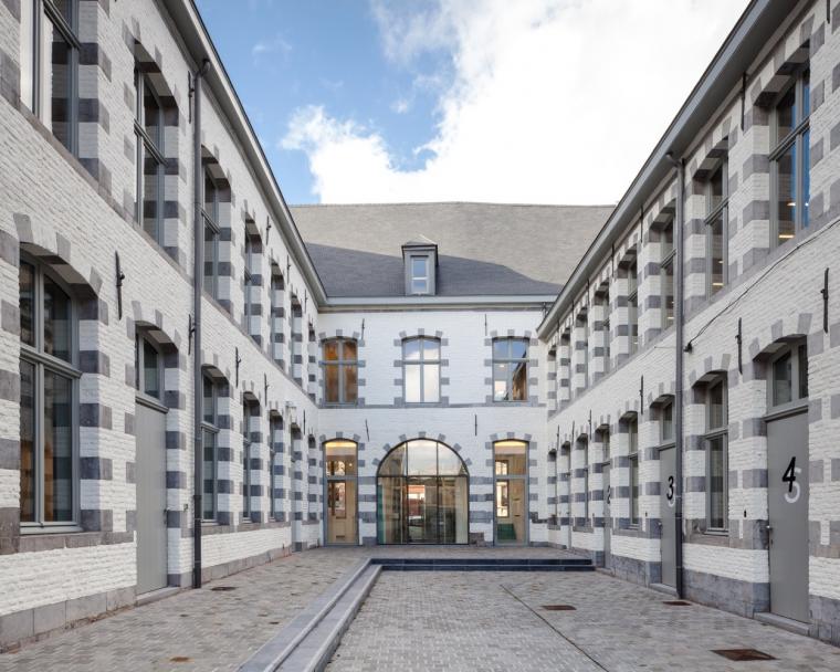 比利时十八世纪连栋住宅的现代翻新-20