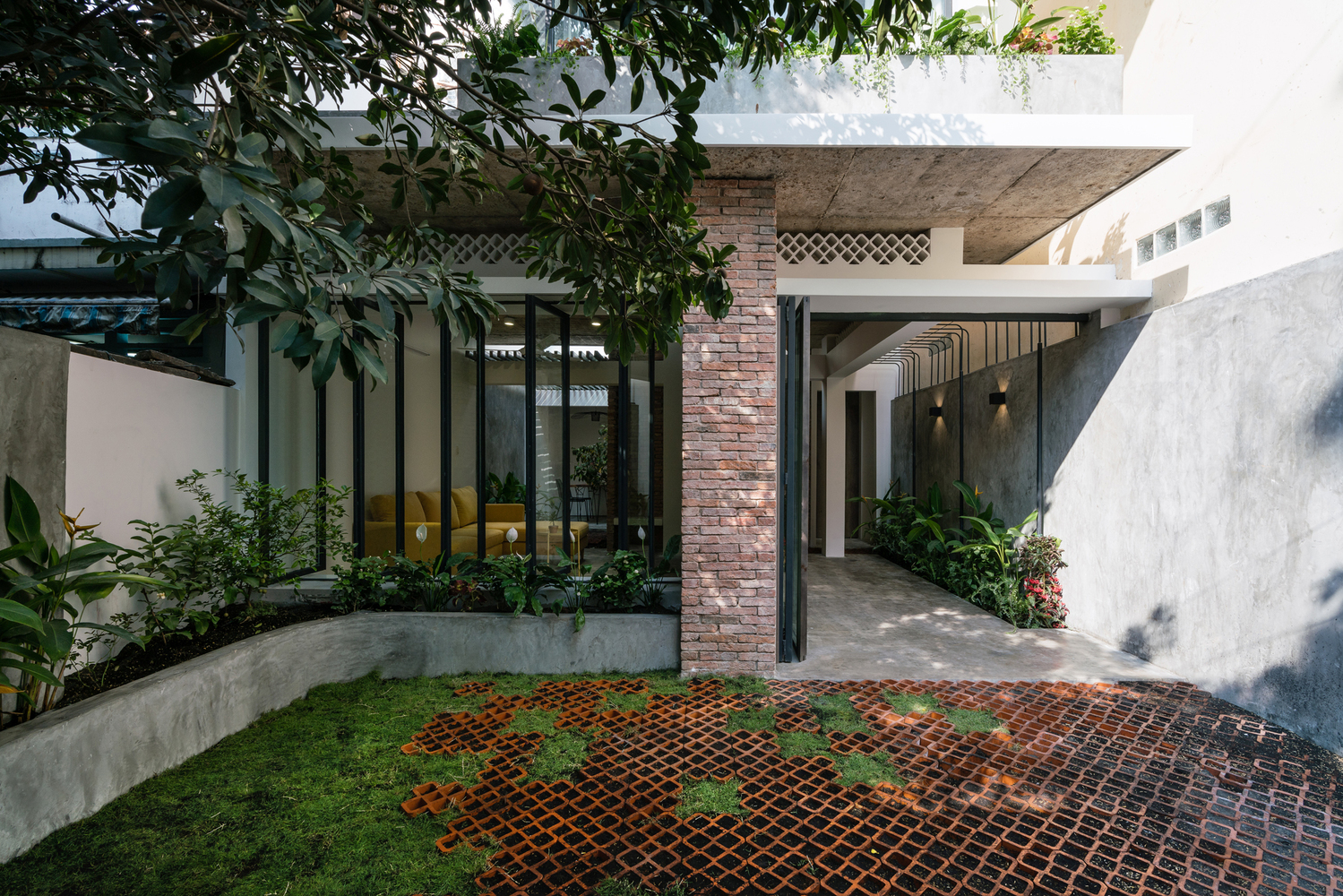 越南热带小院中的“遮阳伞”建筑-45