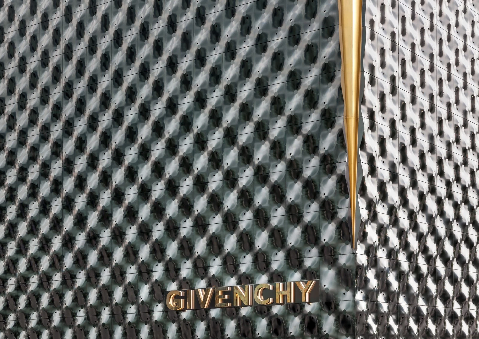 首尔 Givenchy 旗舰店 | 光怪陆离的都市地标-18