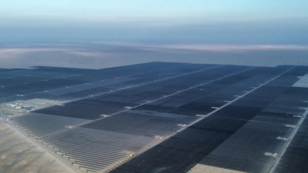 向新逐绿,中建八局承建中电智慧喀什地区麦盖提县工业园区低碳转型50万千瓦光伏项目成功并网-9