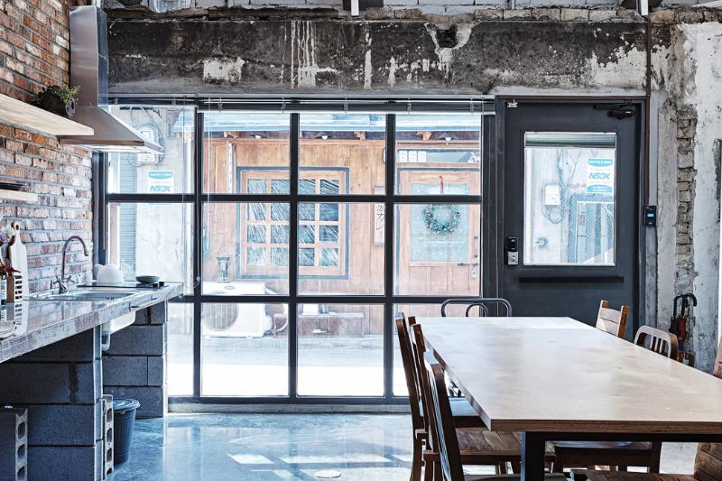 13 坪工厂改造咖啡馆，极简工业风创空间魔法-7