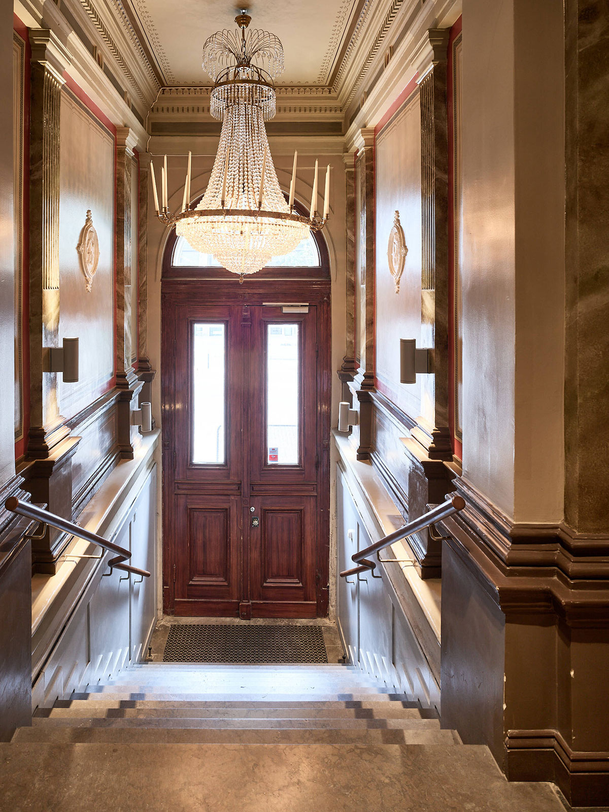 黑色地板和柔和的女性化装饰：哥德堡的宜人公寓-22