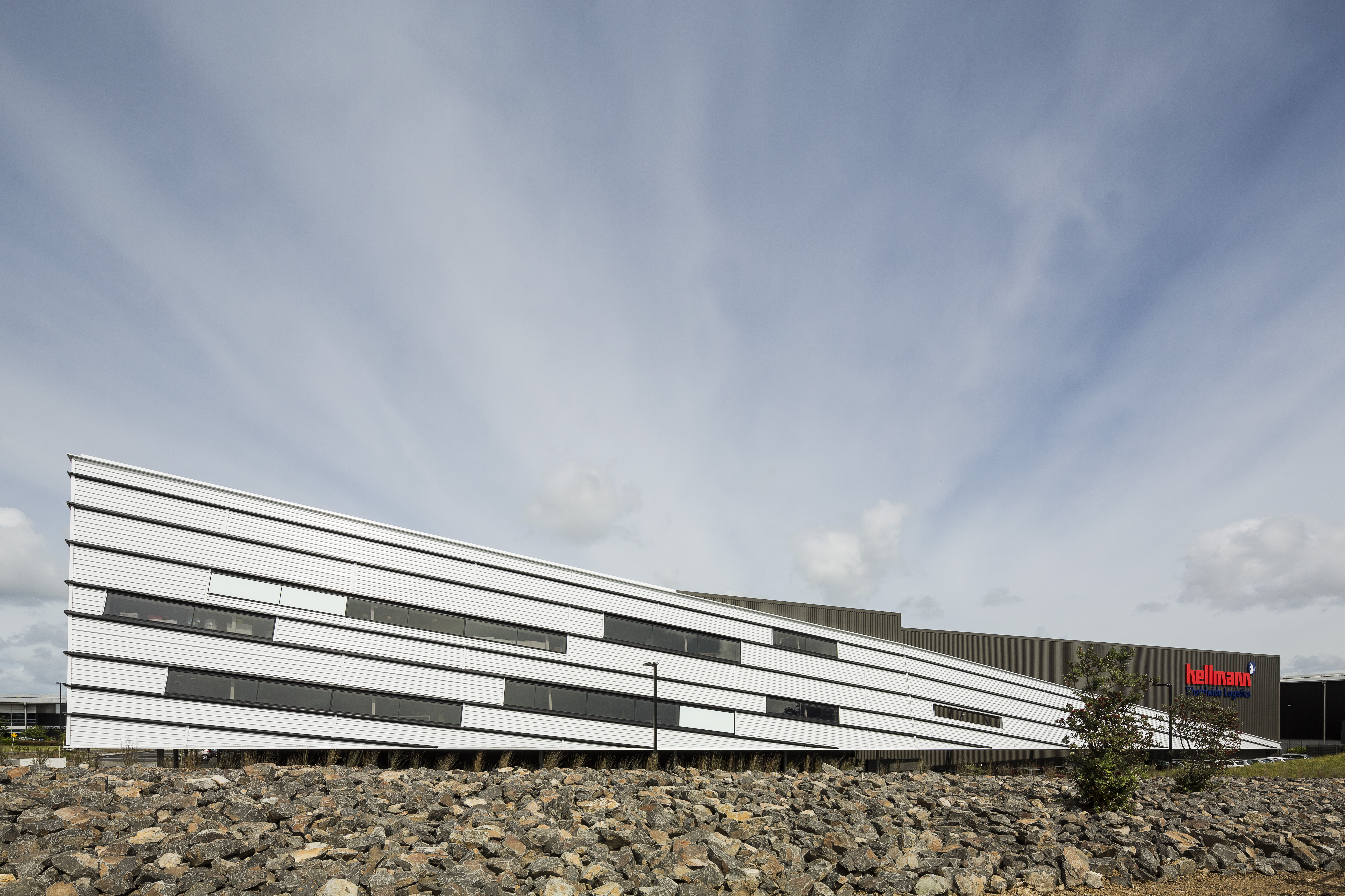 融合历史与航空元素的物流中心设计-12