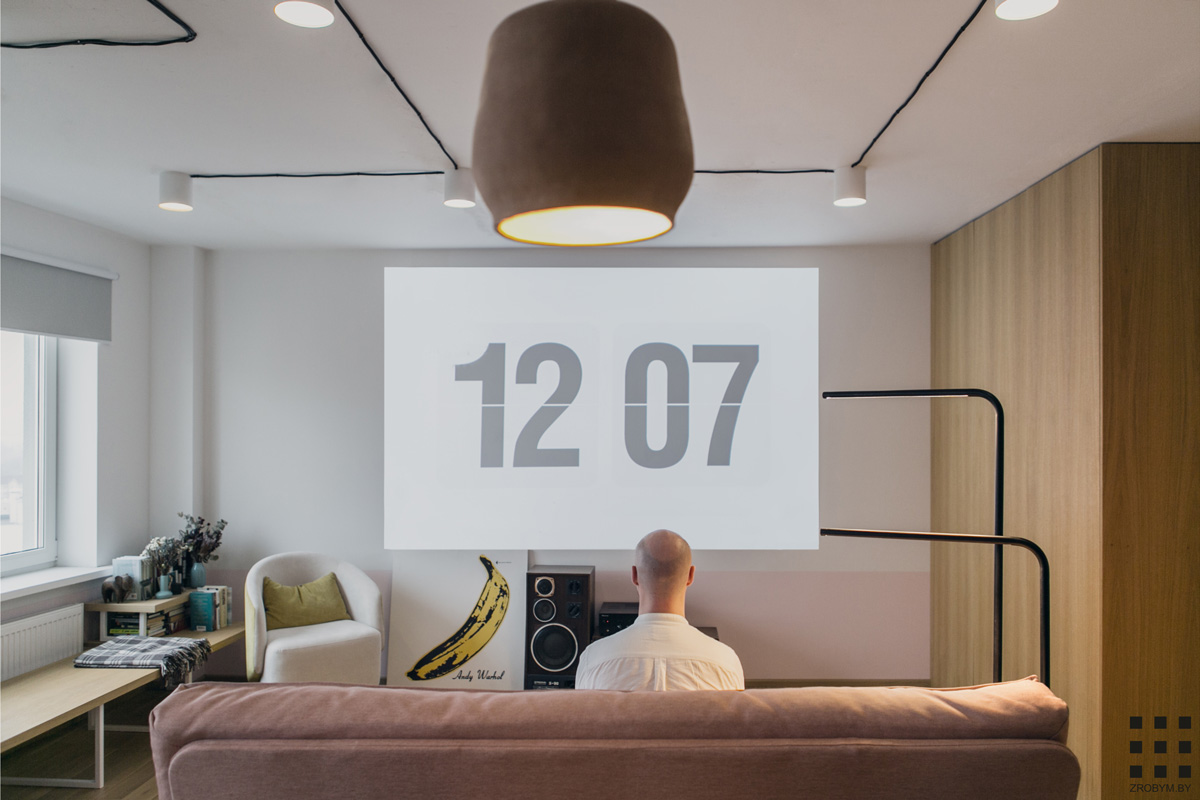 粉红与木，白俄罗斯46㎡单身公寓  Zrobym architects-2