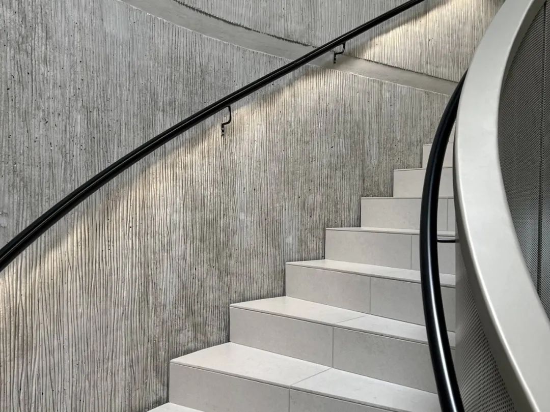 Ecoplus办公空间：室内清水混凝土的曲面美学-6