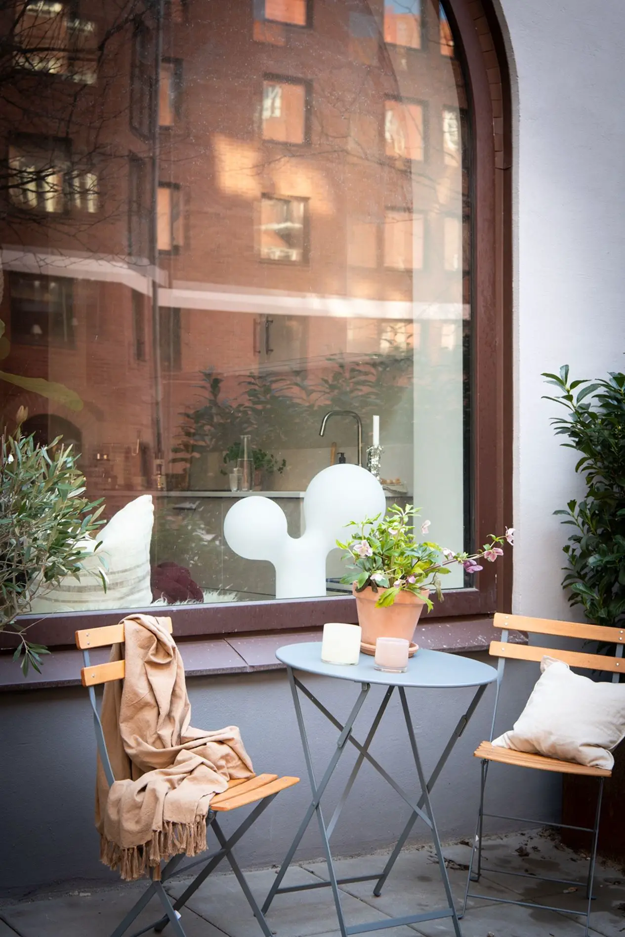 瑞典 35m2 弧形窗工作室 | 古典与现代的完美结合-11